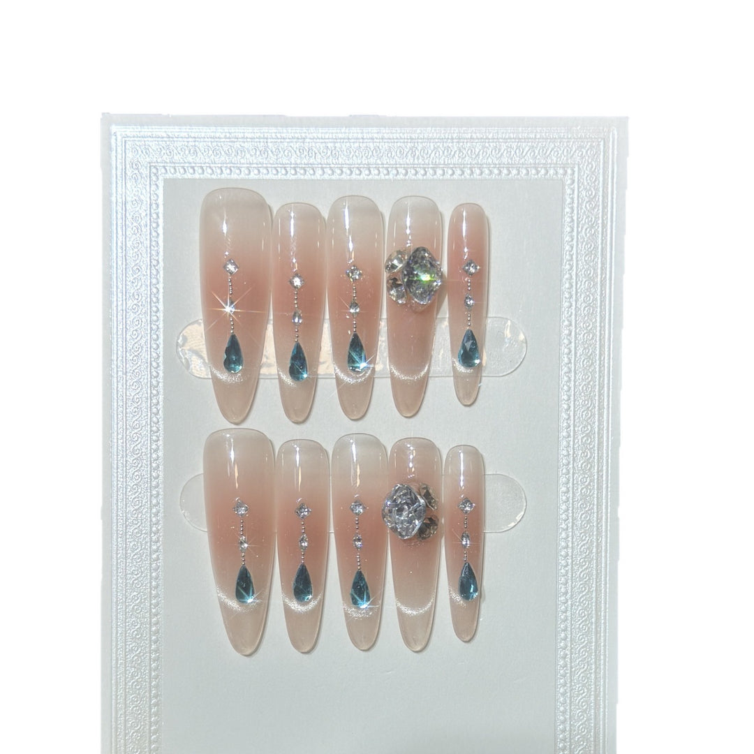 Glamourös Press-On Nagelkunstset mit Kristallverzierungen Karnz