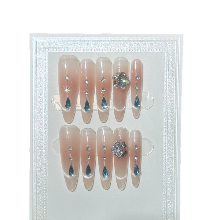 Glamourös Press-On Nagelkunstset mit Kristallverzierungen Karnz