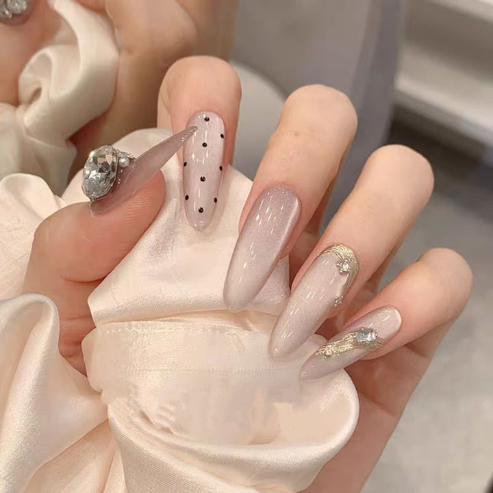 Dekorative Stiletto Nagel Kunstverlängerungen mit Strassakzenten
