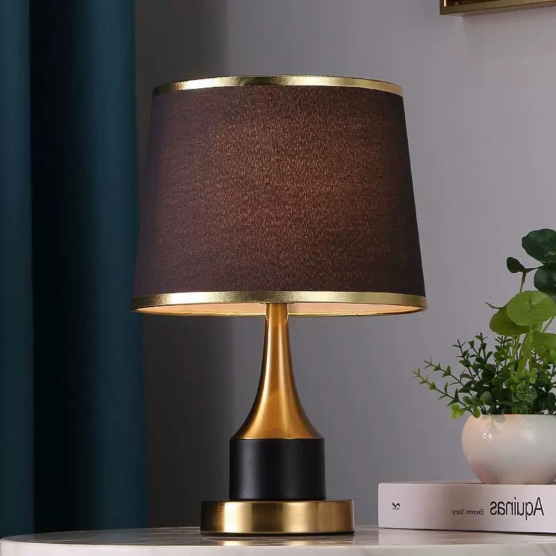 Elegante Metall Tischlampe