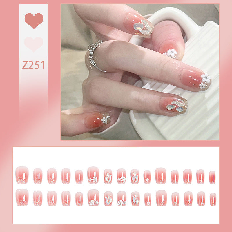 Kunstnagelset mit floralen 3D-Verzierungen und elegantem Glitzer Karnz