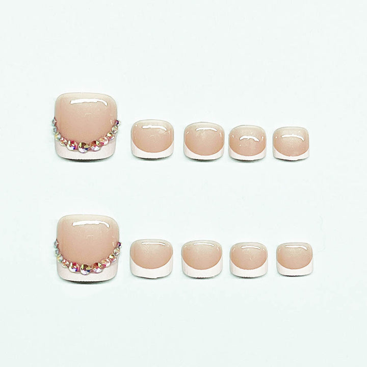 Fußnagelkunst-Set mit eleganter französischer Spitzenverzierung und Glitzerakzenten Karnz