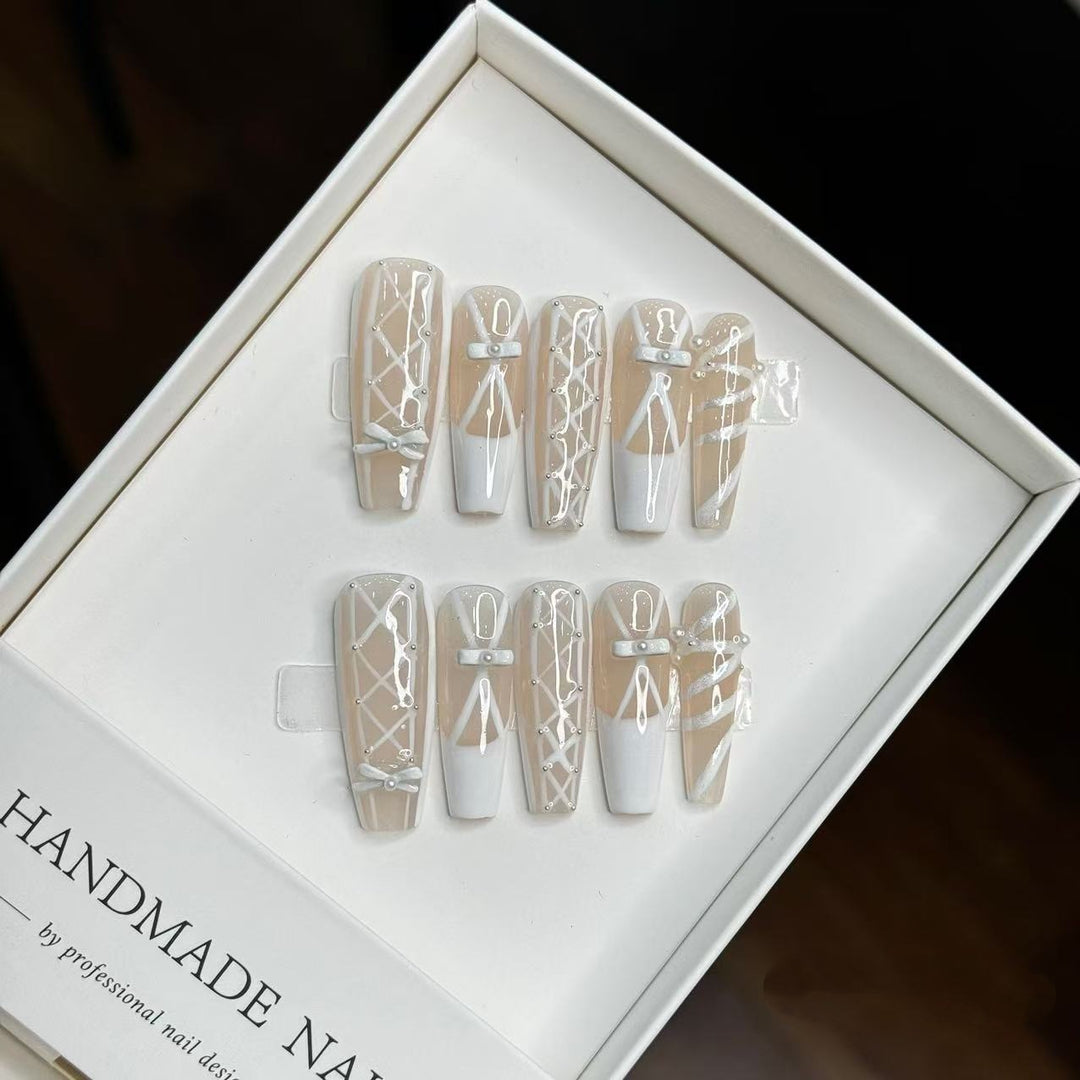 Handgemachtes Dekoratives Press-On Nagelkunst-Set mit einzigartigen Designelementen