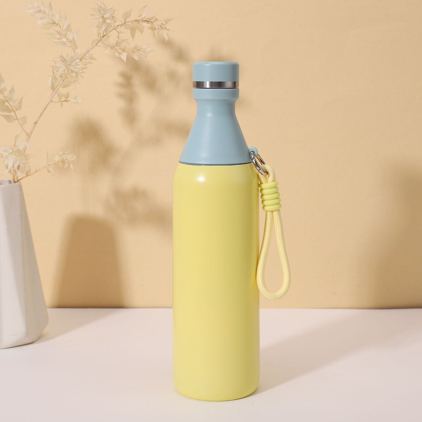 Damen isolierte Wasserflasche mit praktischem Trageband Karnz