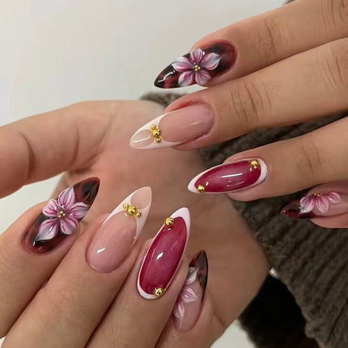 Kunstnägel mit Floralen 3D-Motiven und Eleganten Akzenten Karnz