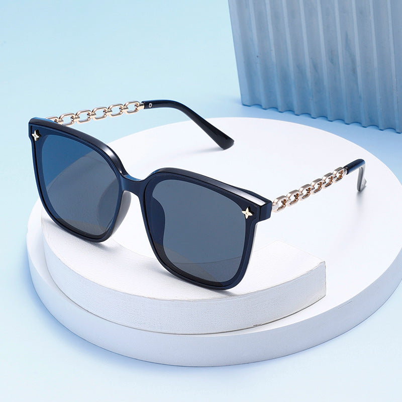 Damen Modische Sonnenbrille mit hochwertigem Kettendetail Karnz