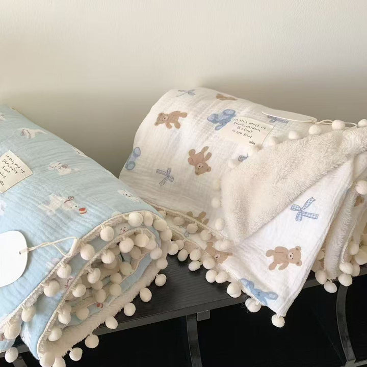 Kinderwende-Kuscheldecke aus Baumwoll-Musselin mit Pompon-Bordüre