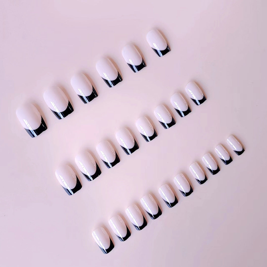 Kunstnagelset mit eleganten französischen Spitzen und mattem Finish Karnz