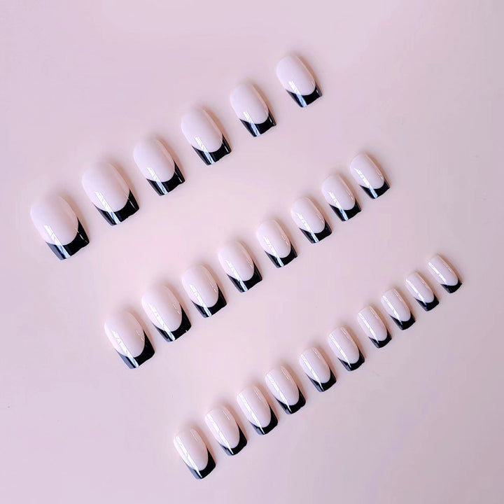 Kunstnagelset mit eleganten französischen Spitzen und mattem Finish Karnz