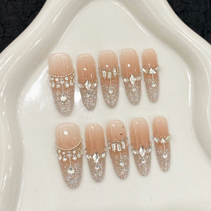 Glänzendes Press-On-Nagelkunstset mit eleganten Edelsteinakzenten