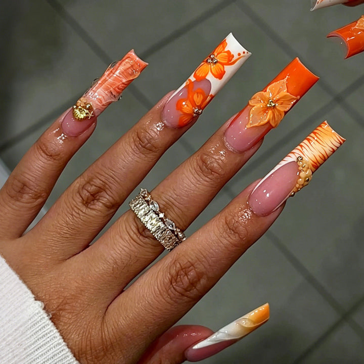 Kunstnagelset mit floralen und fruchtigen Dekoren Karnz