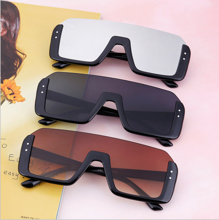 Damen Sportliche Shield-Sonnenbrille mit modernem Design Karnz