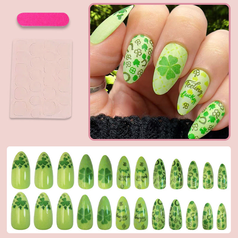 Kunstnagelset mit fröhlichen Kleeblatt-Designs und lässigen Schriftzugmotiven Karnz