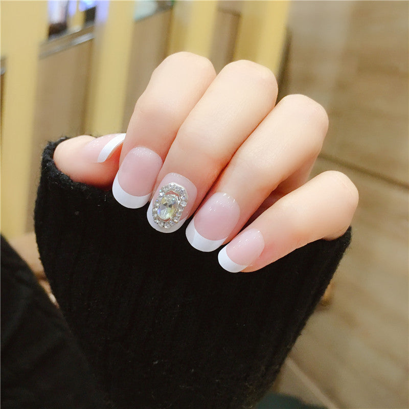 Elegante French Tip Press-On Nägel mit dekorativen Akzenten