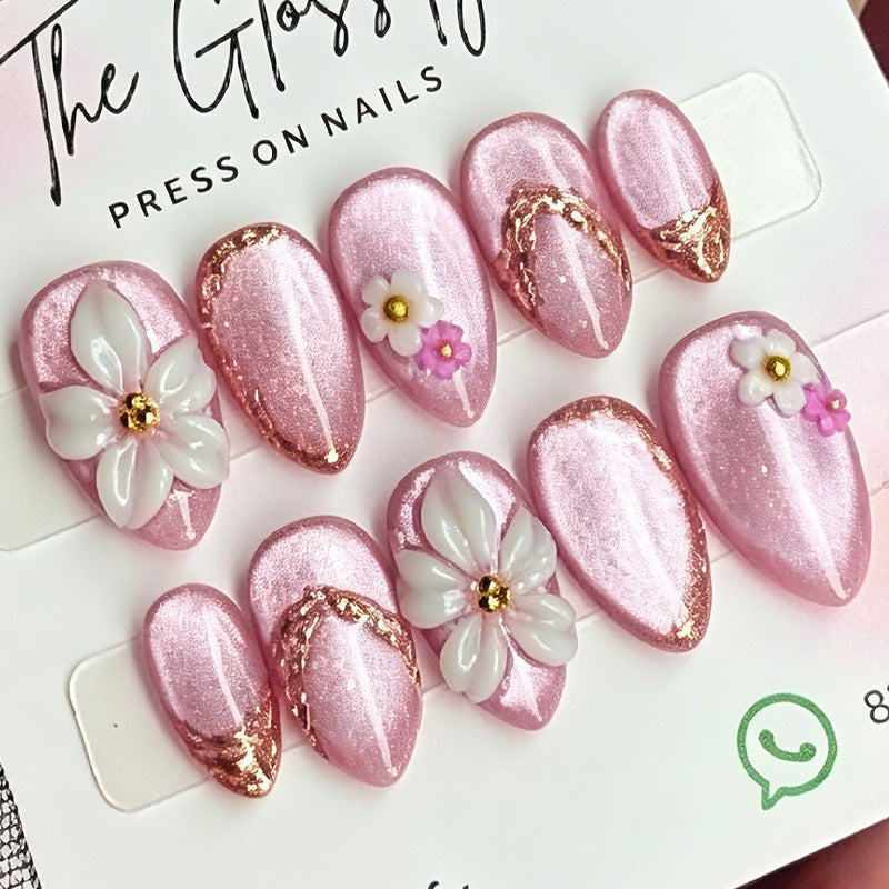 Kunstnagelset mit eleganten 3D-Blüten und glamourösen Akzenten Karnz