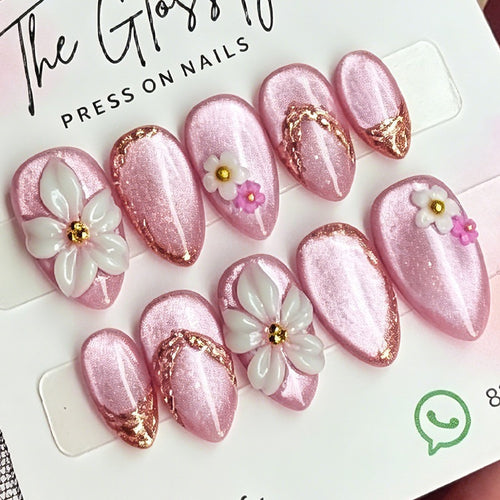 Kunstnagelset mit eleganten 3D-Blüten und glamourösen Akzenten Karnz