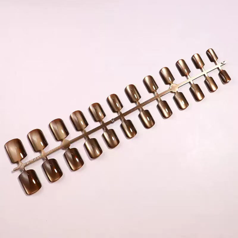 Kunstnagelset mit luxuriösem Glanz und eleganten 3D-Details Karnz