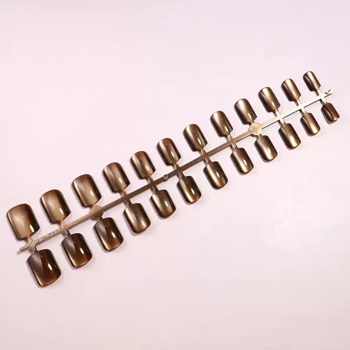 Kunstnagelset mit luxuriösem Glanz und eleganten 3D-Details Karnz