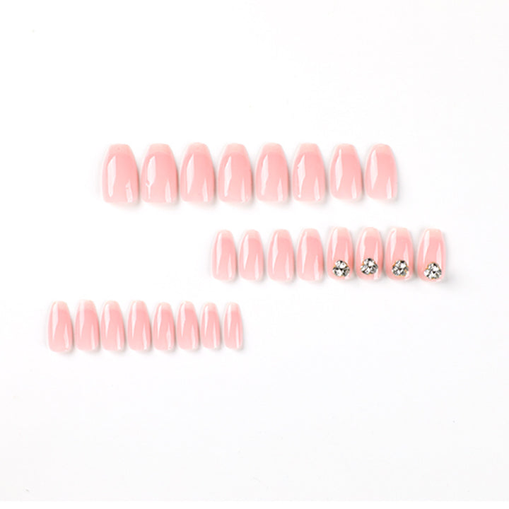 Kunstvolle Nagelverlängerungen mit elegantem French-Tip und Strassverzierungen Karnz