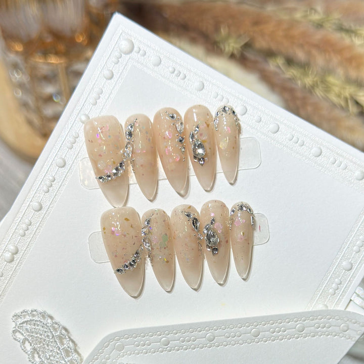 Glamouröse Stiletto Press-On Nail Art Set mit floralen und Glitzerdetails Karnz