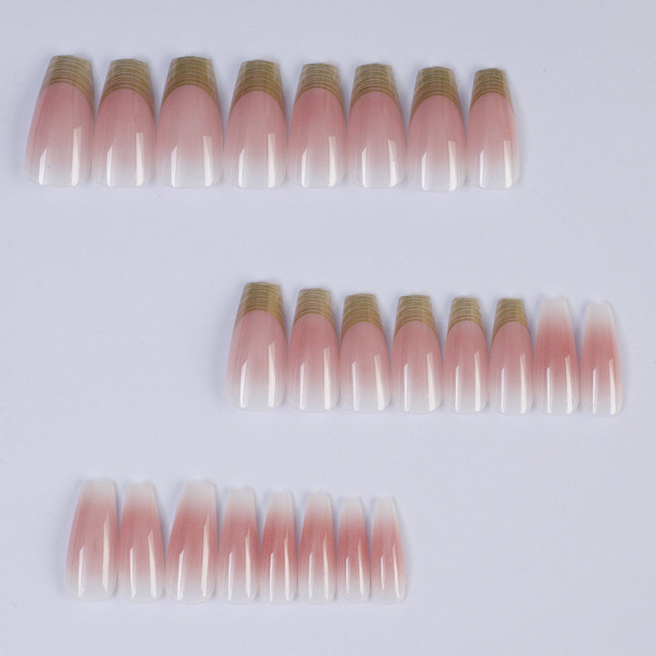 Glänzende Kunstnägel mit Elegantem Goldrand Karnz