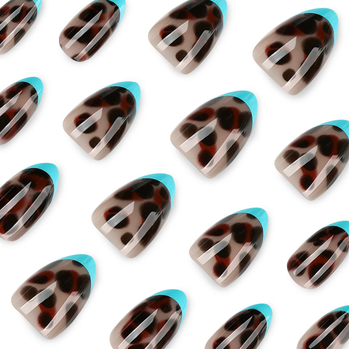 Kunstvolle Nagelkunst mit leopardem Farbspiel Karnz