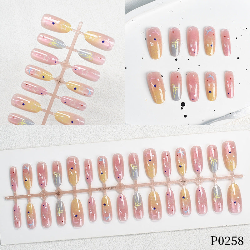 Bunt gemustertes Press-On Nagelkunst Set Karnz
