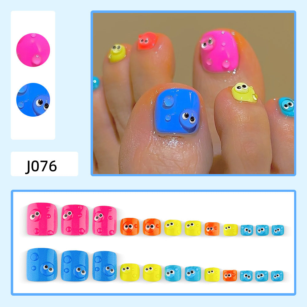 Fußnagelkunst mit Bunten Cartoon-Motiven Karnz