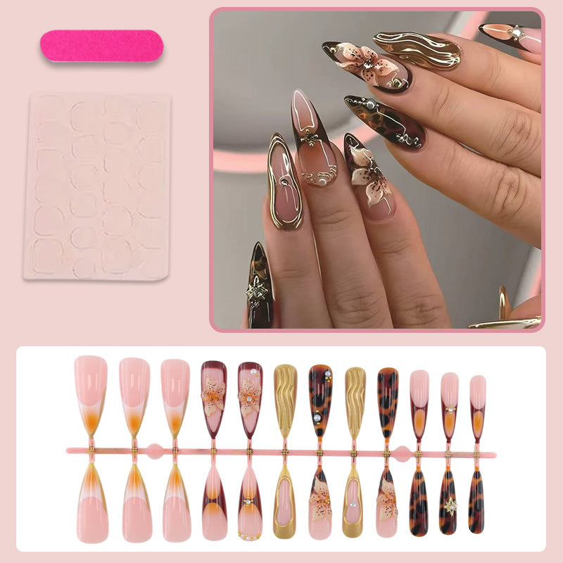 Kunstnägel Set mit eleganten 3D-Blumen und glamourösen Akzenten Karnz