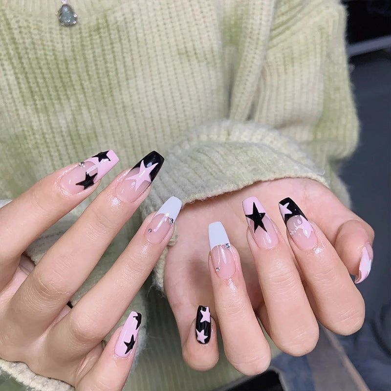Kunstnagelset mit glamourösem Sternen-Design und funkelnden Akzenten Karnz