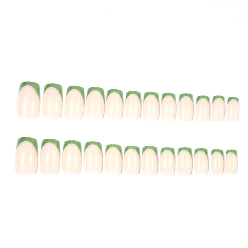 Acryl-Nagelvergrößerungen mit eleganten französischen Spitzen Karnz