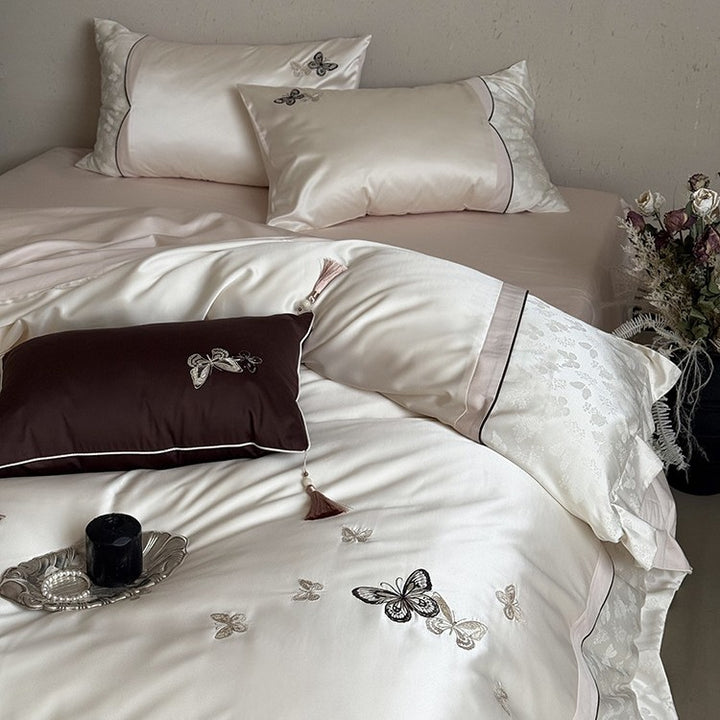 Luxuriöses Satin-Bettwäscheset mit bestickten Schmetterlingen, Zierkissen und Quasten