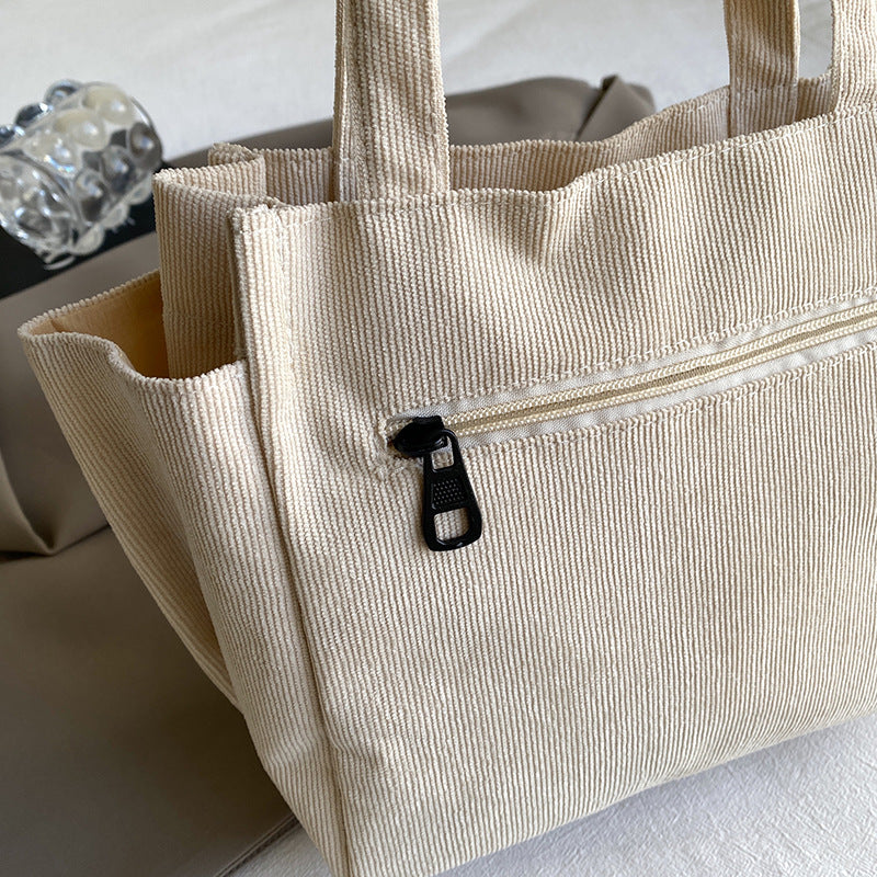 Texturierte Cordura-Tote-Tasche mit niedlichem Plüsch-Anhänger