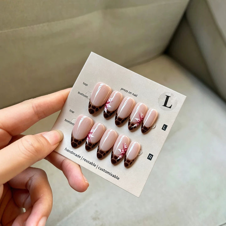 Künstlerisches Press-On Nail Set mit floralem und Giraffen Design
