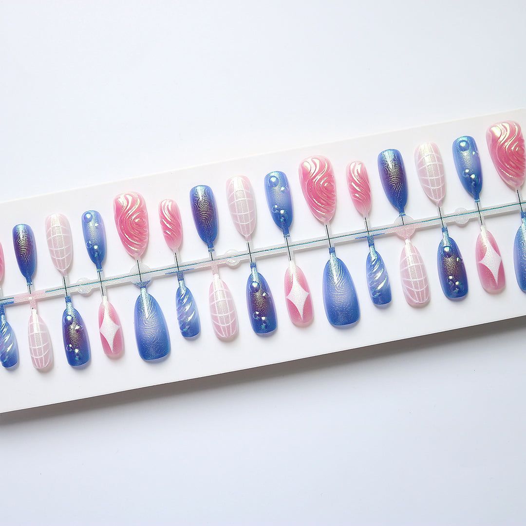 Dekoratives Press-On Nagelkunst-Set mit irisierenden und abstrakten Designs Karnz