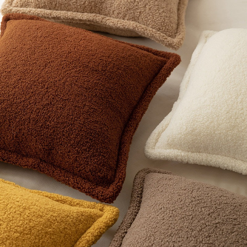 Dekoratives Teddy‑Fleece‑Kissen mit wattierter Füllung und Kedernaht