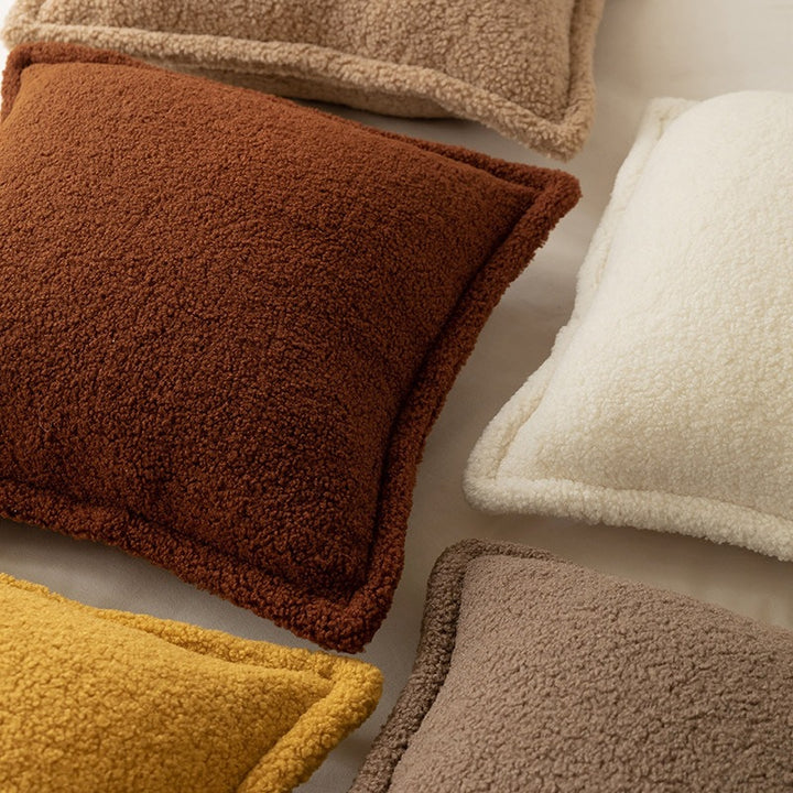 Dekoratives Teddy‑Fleece‑Kissen mit wattierter Füllung und Kedernaht