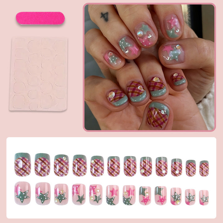 Kunstnagelset mit verspielten geometrischen Designs und Glitzerakzenten Karnz