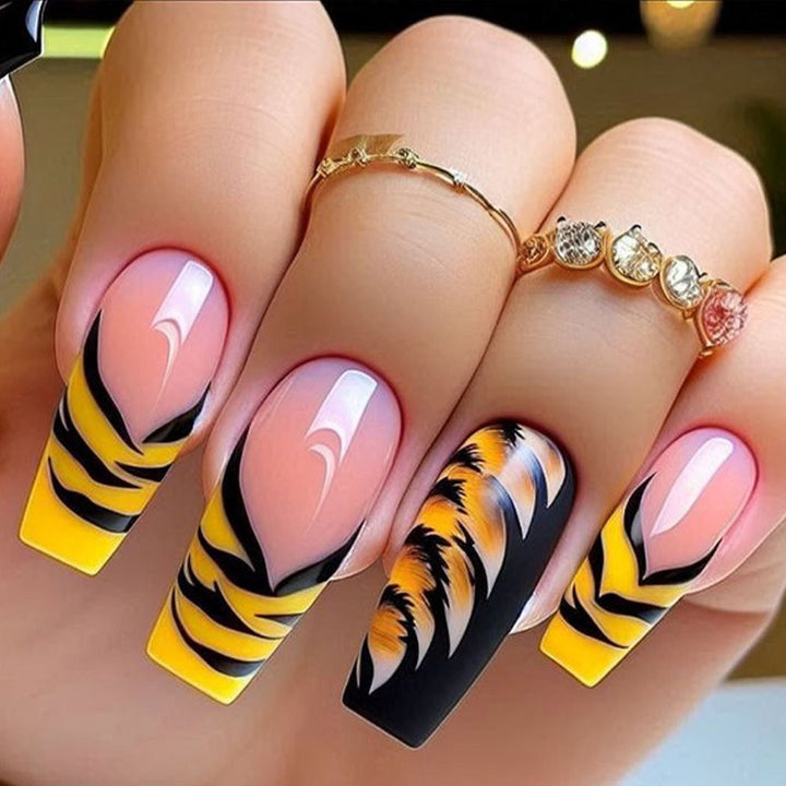 Elegante Kunstnagelverzierung Karnz