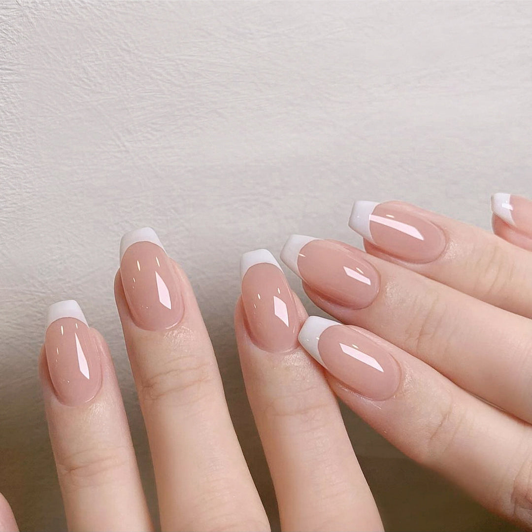 Elegante Nagelkunst mit French-Tip Design Karnz