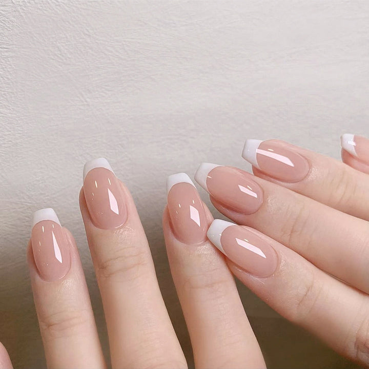 Elegante Nagelkunst mit French-Tip Design Karnz