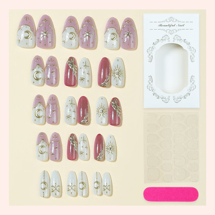 Kunstnagelset mit zarten Goldverzierungen und mystischen Motiven Karnz