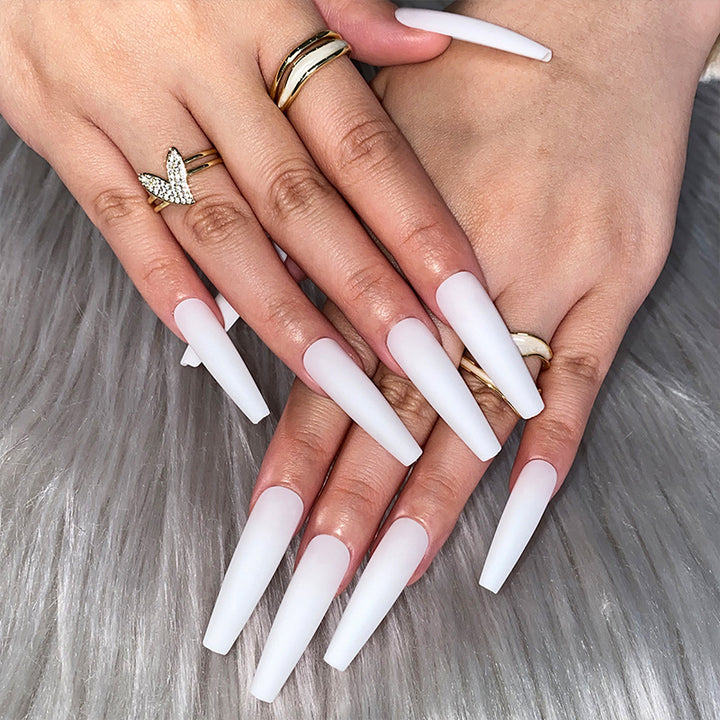 Künstliche Verlängerungen im trendigen Stiletto-Stil Karnz