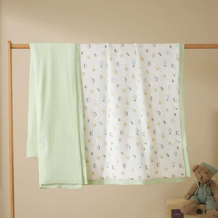 Doppellagige Babykrabbeldecke aus Baumwoll-Jersey mit leichter Wattierung und zartem Allover-Tierprint