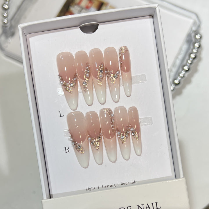Elegantes Stiletto Press-On Nagelset mit Kristall- und Perlenakzenten Karnz
