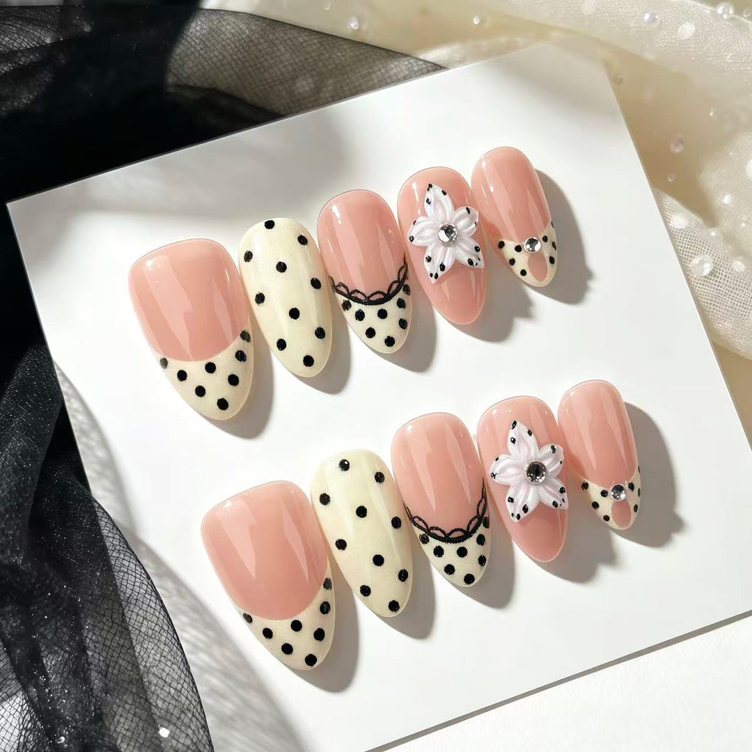 Elegantes Press-On-Nagelkunst-Set mit Blumen- und Punktemustern