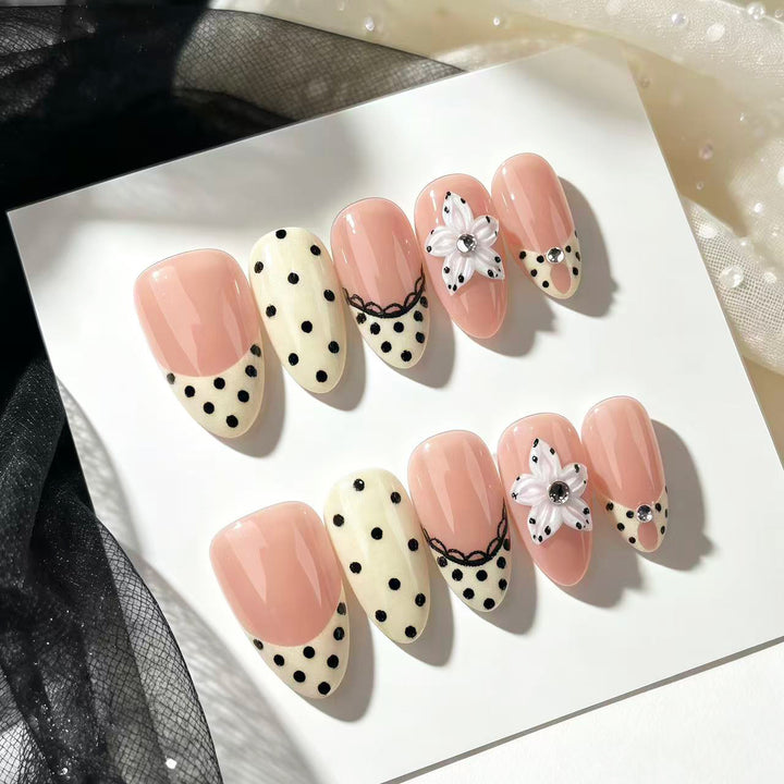 Elegantes Press-On-Nagelkunst-Set mit Blumen- und Punktemustern