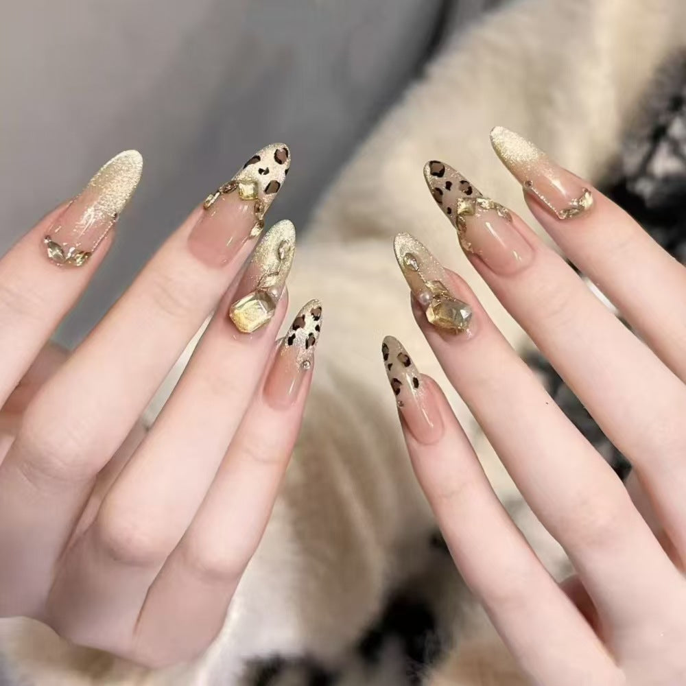 Kunstnägel mit Glamouröse Strassverzierungen Karnz