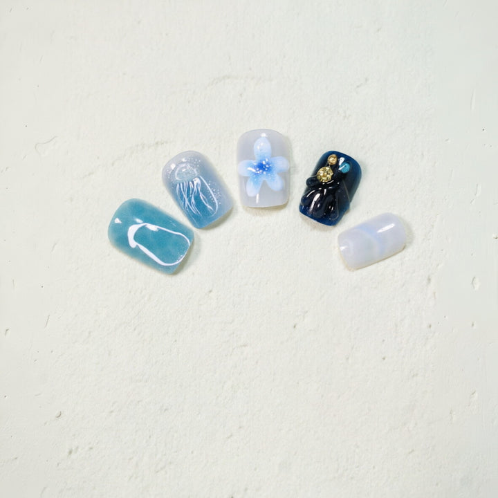 Ozean-inspiirertes künstlerisches Press-On-Nageldesign Karnz