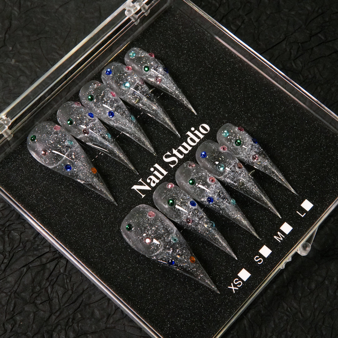 Elegante Stiletto Press-On Nagelspitzen mit Schmuckakzenten